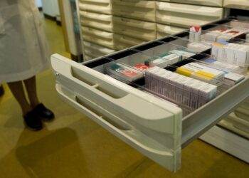 Médico e farmacêutica suspeitos de lesarem SNS em 657 mil euros
