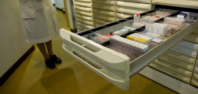 Médico e farmacêutica suspeitos de lesarem SNS em 657 mil euros