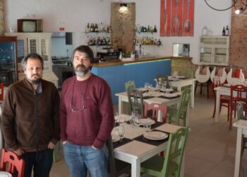 Os sons da antiga adega dão vida à comida típica