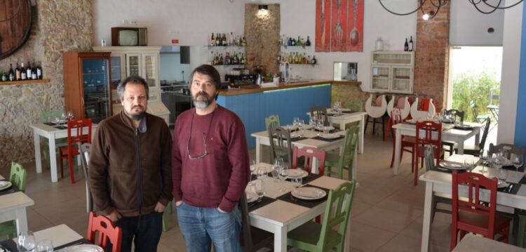 Os sons da antiga adega dão vida à comida típica