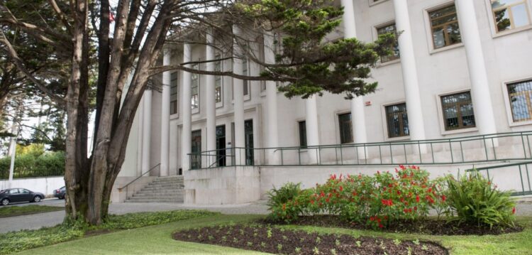 Tribunal de Leiria condena a oito anos homem que tentou matar ex-namorada na Nazaré
