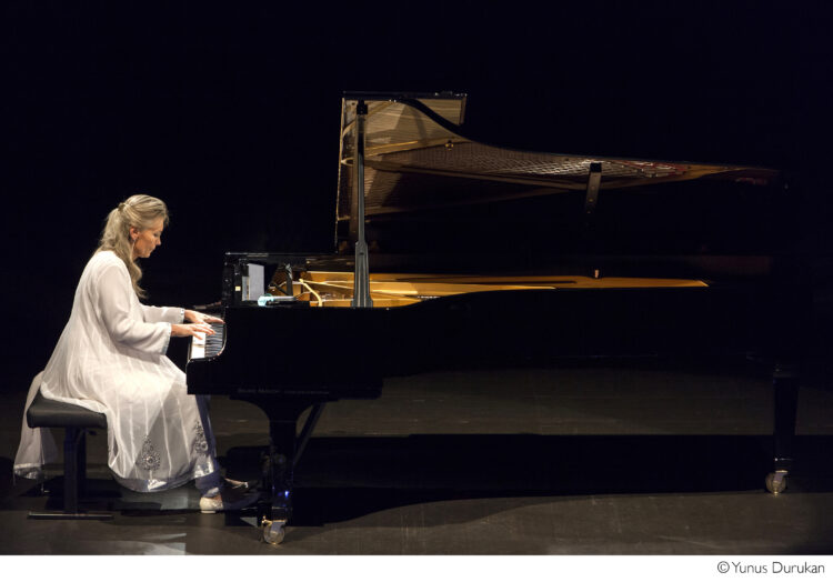 Elizabeth Sombart: “A música pode abrir portas para a grande dimensão que guardamos no nosso interior” (vídeo)