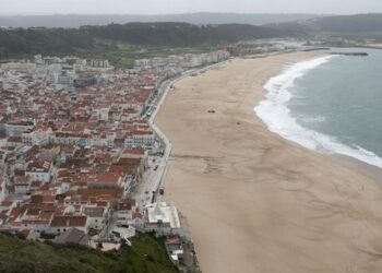 Homem morre em queda junto ao forte da Nazaré
