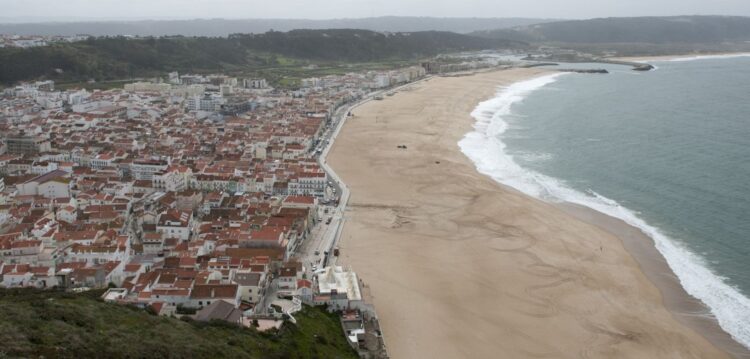 Homem morre em queda junto ao forte da Nazaré