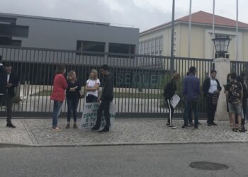 Protesto silencioso à porta da Escola Secundária Domingos Sequeira