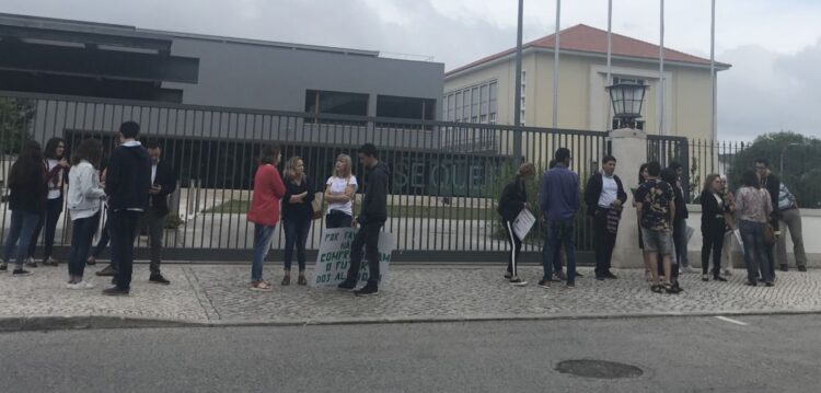 Protesto silencioso à porta da Escola Secundária Domingos Sequeira
