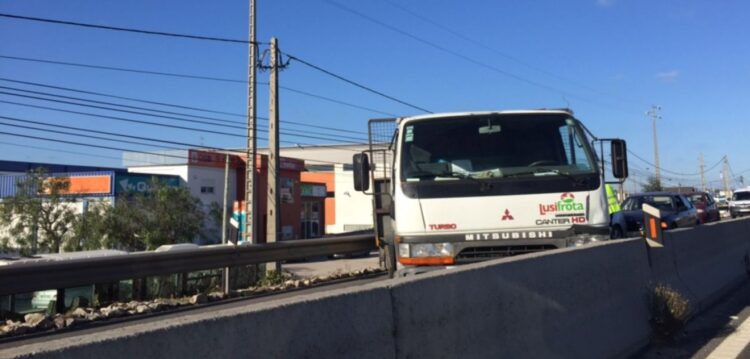 Acidente corta IC2 junto à Ferrus em Leiria
