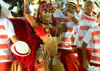 “Carnaval de Verão” transforma Praia do Pedrógão em sambódromo