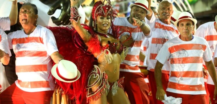 “Carnaval de Verão” transforma Praia do Pedrógão em sambódromo