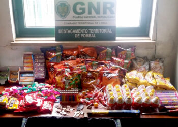 Jovem detido por roubar doces e snacks em café