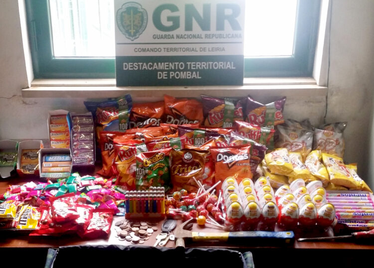 Jovem detido por roubar doces e snacks em café