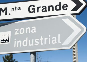 Oposição defende acessos para empresas à zona industrial da Marinha pagos pela Câmara