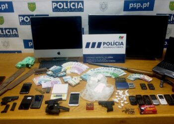 PSP de Leiria apreende droga, uma lancha, armas e oito carros
