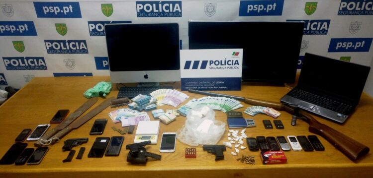 PSP de Leiria apreende droga, uma lancha, armas e oito carros