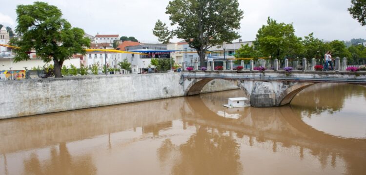 Rio Lis aparece com caudal castanho