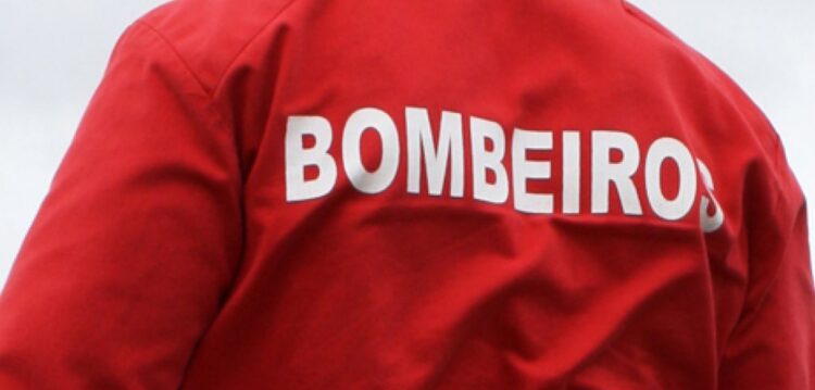 Bombeiros reforçam depósito em Vieira de Leiria para prevenir falta de água