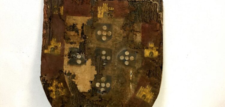 Espadas, elmos e escudo dos reis D. João I e III regressam à Batalha