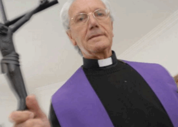 Exorcista suspeito de violação aponta o dedo à Igreja