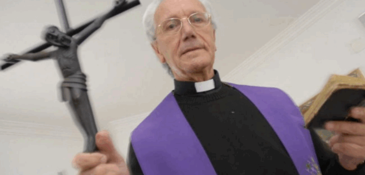 Exorcista suspeito de violação aponta o dedo à Igreja