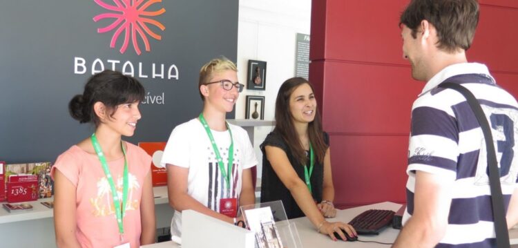 Jovens voluntários ajudam instituições da Batalha