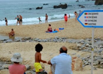 Mais de um mês a brincar em “água imprópria para banhos”