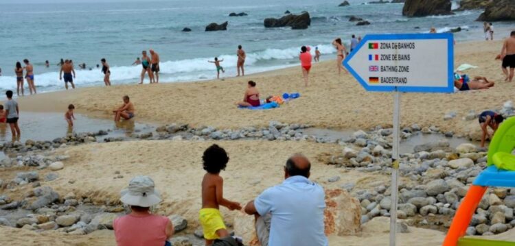 Mais de um mês a brincar em “água imprópria para banhos”