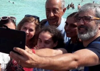 Marcelo Rebelo de Sousa foi a banhos na Praia das Rocas