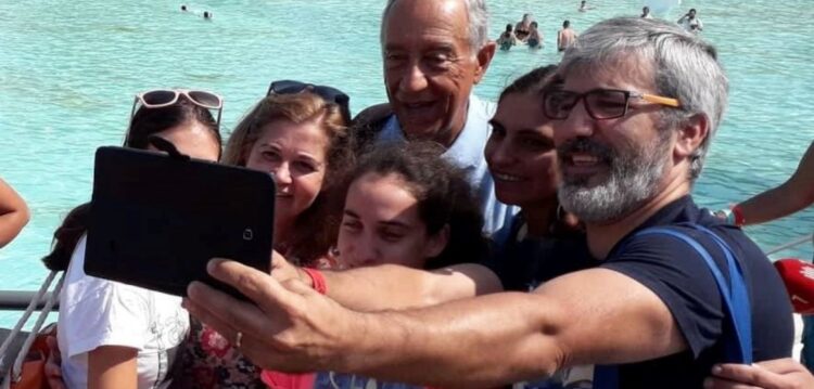 Marcelo Rebelo de Sousa foi a banhos na Praia das Rocas