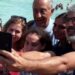 Marcelo Rebelo de Sousa foi a banhos na Praia das Rocas