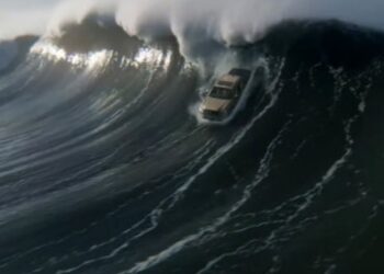 Surfar a Onda da Nazaré? O Chuck Norris não usa prancha. Surfa num 4×4