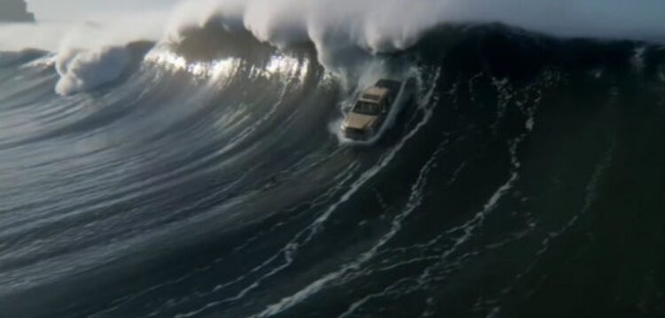 Surfar a Onda da Nazaré? O Chuck Norris não usa prancha. Surfa num 4×4