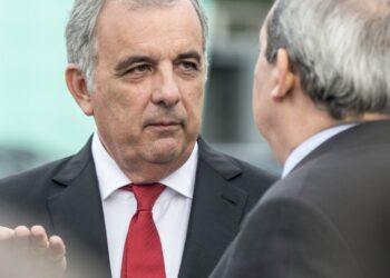 Carlos Poço ao lado de Santana Lopes na formação do Aliança em Leiria