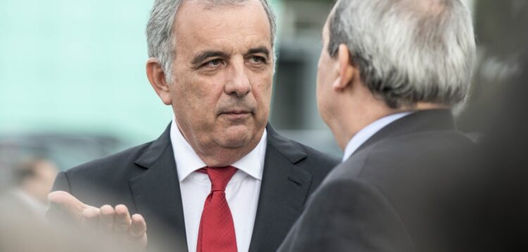 Carlos Poço ao lado de Santana Lopes na formação do Aliança em Leiria