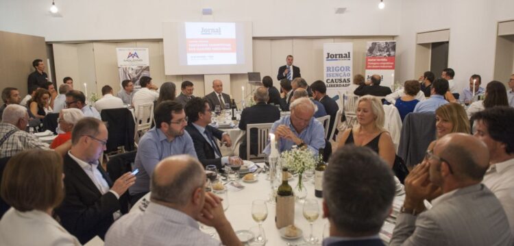 Jantar-tertúlia envolveu empresários de plásticos e de moldes em debate sobre vantagens dos clusters