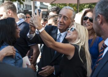 Marcelo em Leiria para inaugurar novo edifício e novo largo, não escapou às “marcelfies” (veja a galeria)