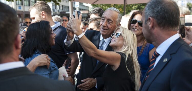 Marcelo em Leiria para inaugurar novo edifício e novo largo, não escapou às “marcelfies” (veja a galeria)