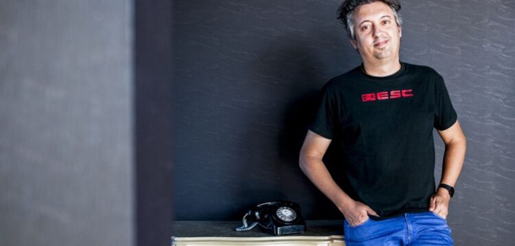 Pedro Miguel, autor de Uma Cena Ao Centro: “Uma comunidade, quanto mais estrangulada é, mais resiste”
