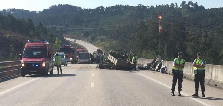 Seis mortos confirmados em acidente entre viaturas de mercadorias perto do Louriçal (Em actualização)