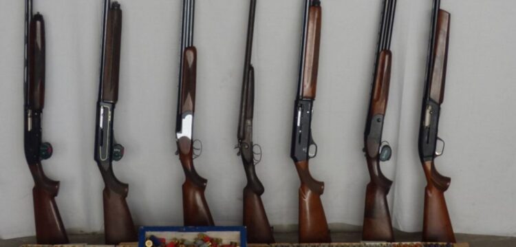Suspeito de violência doméstica apanhado com 14 armas