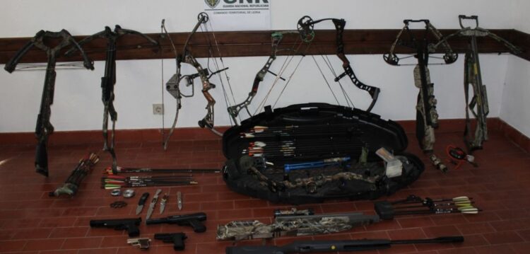 Suspeito de violência doméstica identificado na posse de armas