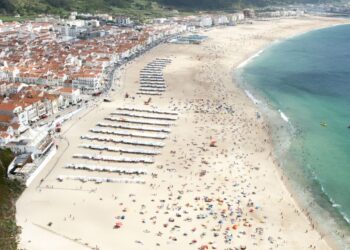 Cresce a contestação à instalação de cabo para sobrevoar praia da Nazaré