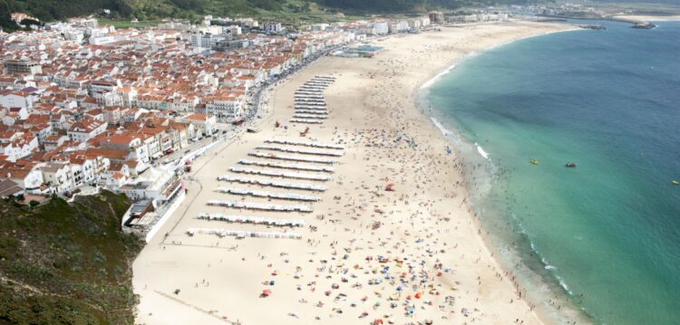 Cresce a contestação à instalação de cabo para sobrevoar praia da Nazaré
