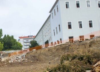 Franciscanos vendem terreno atrás da igreja para construção