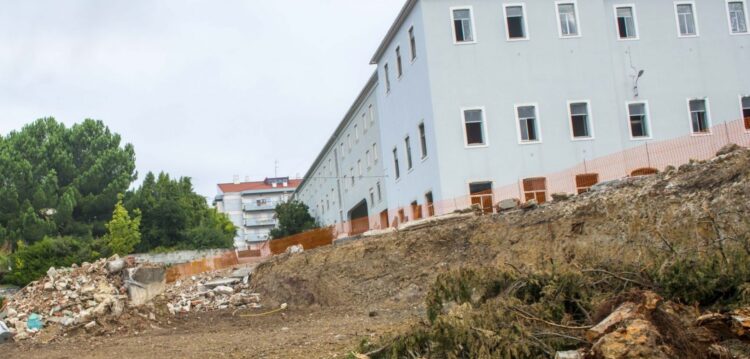 Franciscanos vendem terreno atrás da igreja para construção