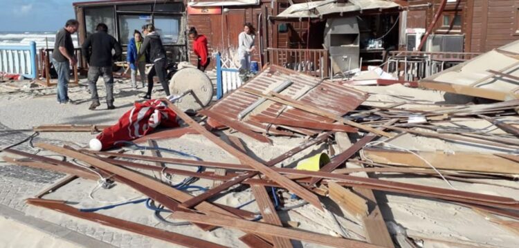Furacão arrasou restaurantes, bares e casas e nem a Polícia Marítima resistiu