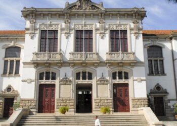 Trabalhadores da Câmara de Leiria perdem crédito de 3,5 horas para atrasos