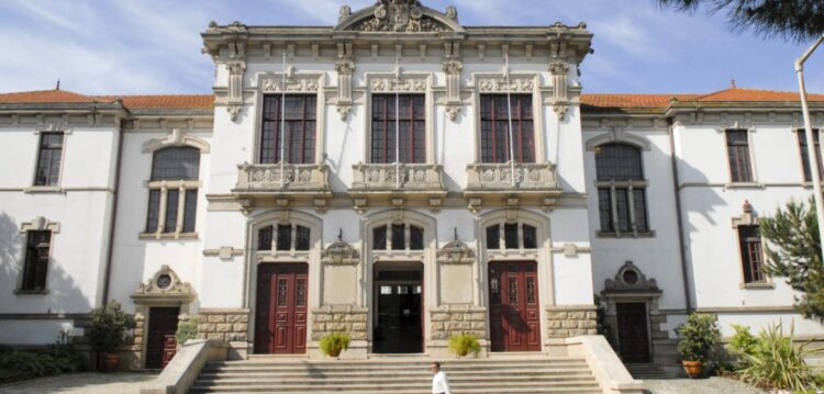 Trabalhadores da Câmara de Leiria perdem crédito de 3,5 horas para atrasos