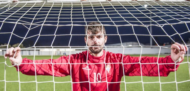 Da 1.ª Liga albanesa com 16 anos ao labor na fábrica antes do treino
