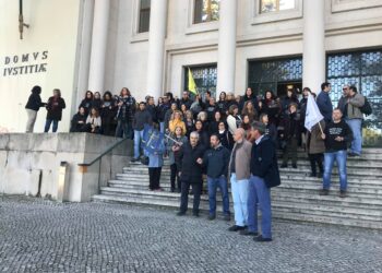 Funcionários judiciais em greve em frente do Tribunal de Leiria