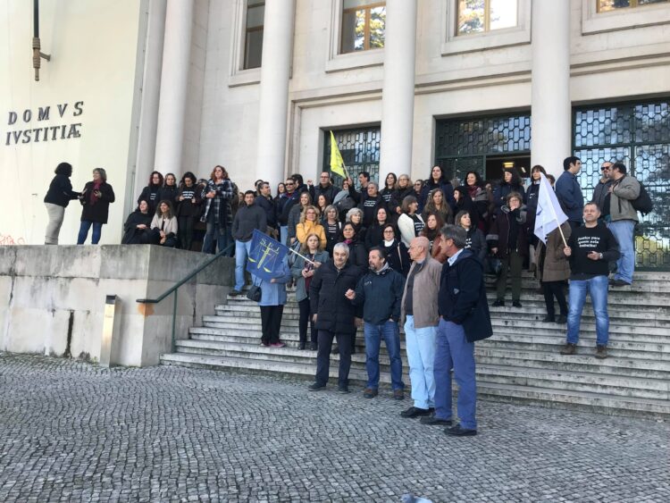 Funcionários judiciais em greve em frente do Tribunal de Leiria